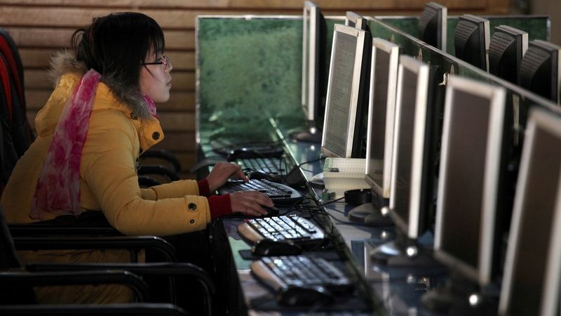 Čína nařídila úřadům a státním firmám, aby se zbavily zahraničních počítačů